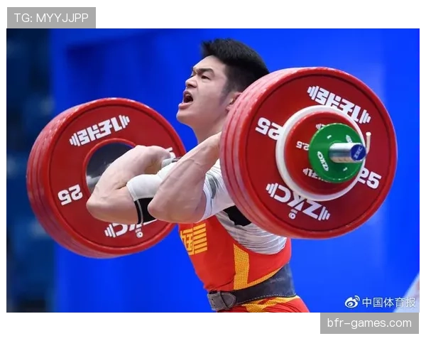 石智勇训练完直接拎两箱红牛走人，这喝法是拿金牌当糖嗑？